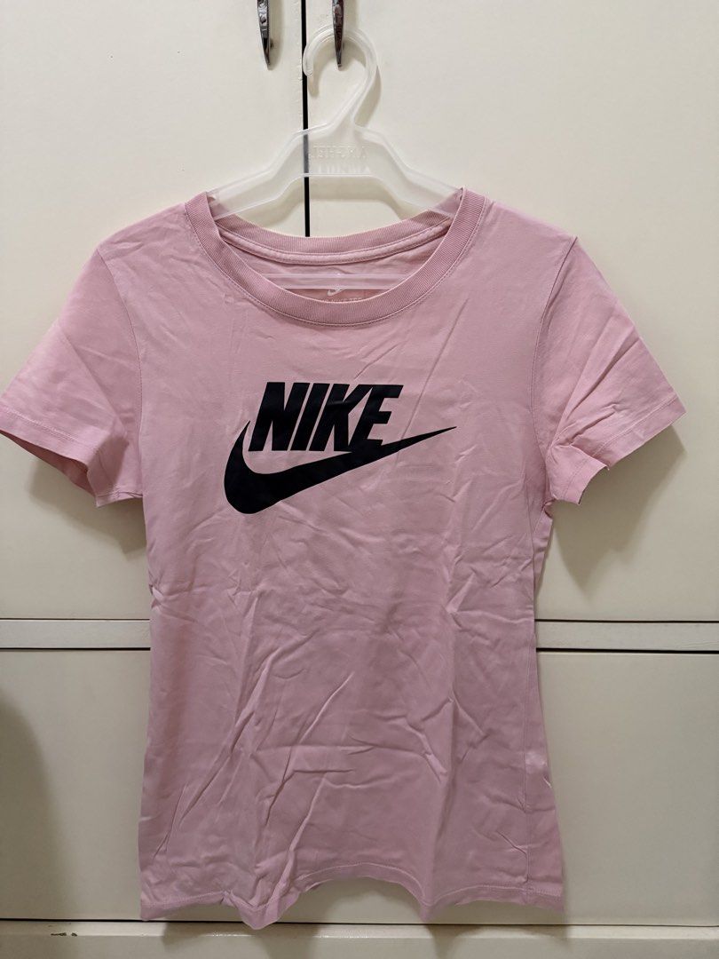 Nike Pink T-Shirt Tee Size M (Category: Shirts) located in Los Banos. Submitted by ramrammms (Listing ID 1458758951, Image 1). Description: - Pink Nike T-shirt - Classic Nike logo on front - Size: Medium (M) - Made in China - Perfect for everyday casual wear.