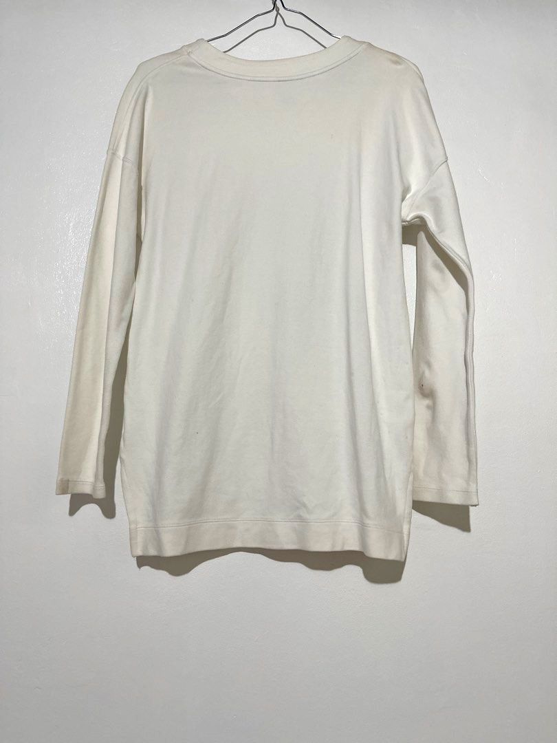Nike White Sweatshirt with Metallic Bubble Logo XS (Category: Longsleeves) located in Manila. Submitted by classictrends_24 (Listing ID 1458643661, Image 2). Description: - White Nike sweatshirt - Size XS - Metallic bubble logo on front - Long sleeves, crew neck - Made in China - Ideal for casual wear.