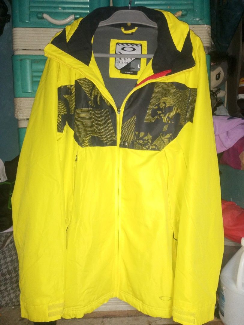 Oakley jacket (Category: Coats, Jackets and Outerwear) located in Caloocan City. Submitted by korkswabero (Listing ID 1458722627, Image 2). Description: -detachable hood -lahat ng zip working -color rate:9/10 negotiable price pm lang here or pwede rin sa blue app.