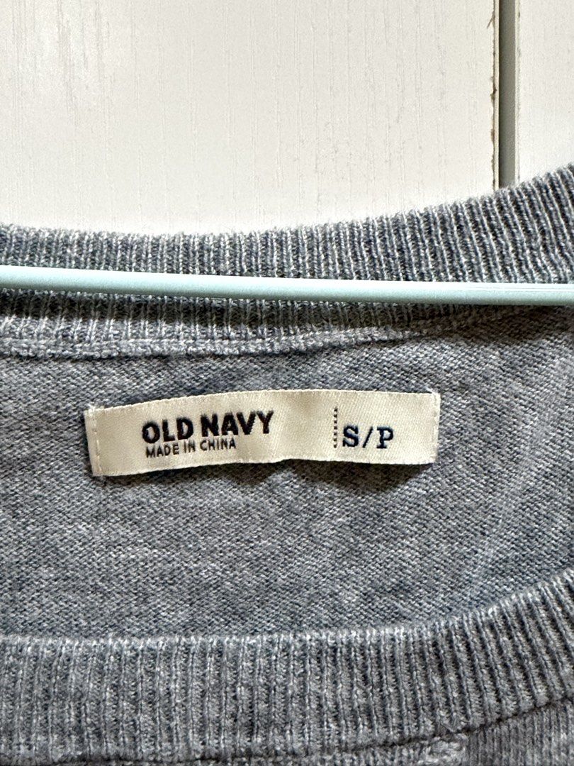 Old Navy Grey 3/4 Sleeve Sweater (Category: Longsleeves) located in Mexico. Submitted by kjoybernabe (Listing ID 1458743638, Image 3). Description: - Grey Old Navy sweater - Scoop neck - Small on tag but may fit up to Medium.