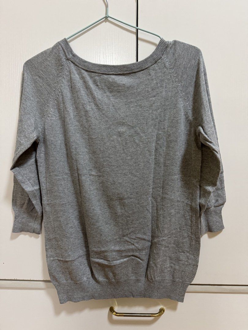 Old Navy Grey 3/4 Sleeve Sweater (Category: Longsleeves) located in Mexico. Submitted by kjoybernabe (Listing ID 1458743638, Image 2). Description: - Grey Old Navy sweater - Scoop neck - Small on tag but may fit up to Medium.