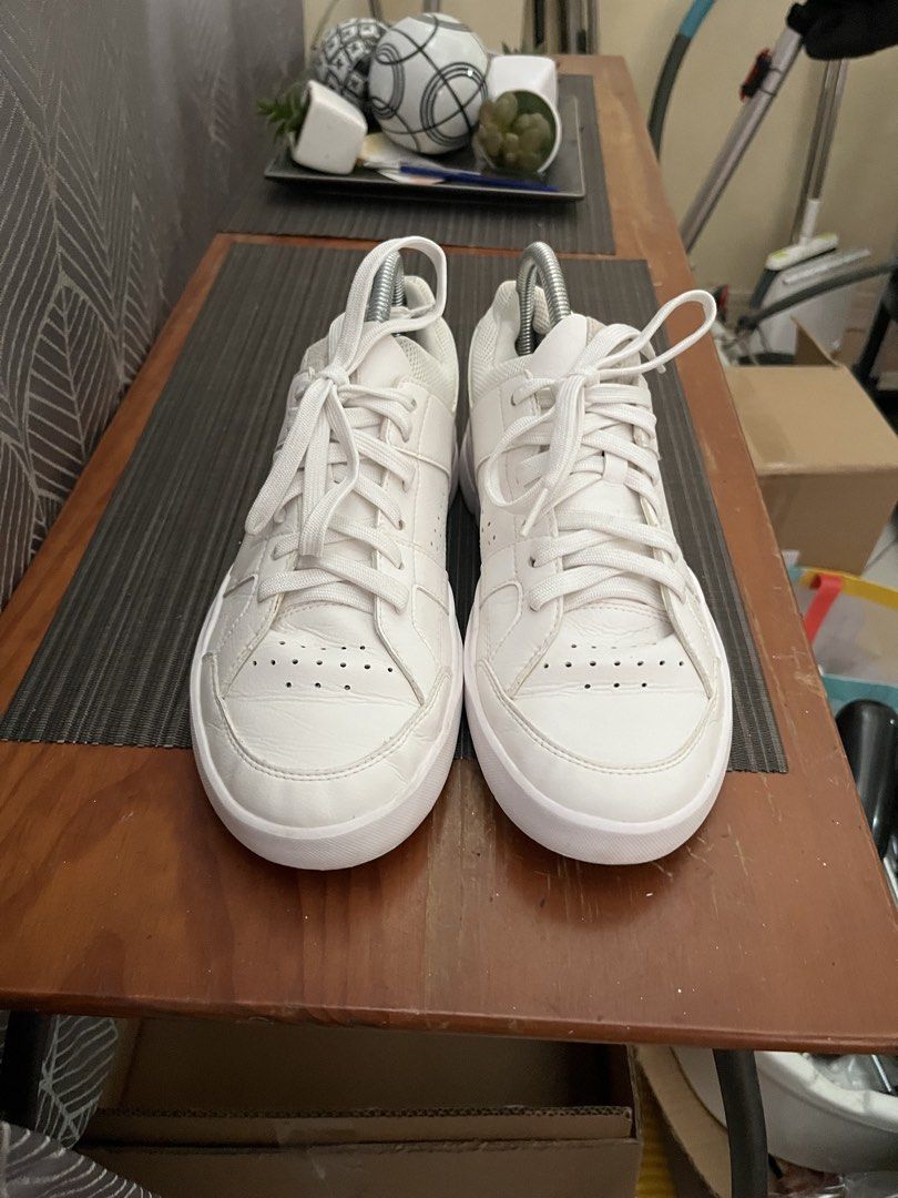 On the Roger Clubhouse (Category: Sneakers) located in Las Pinas. Submitted by deepsouthe (Listing ID 1458694729, Image 3). Description: On the Roger Clubhouse W8.5, 6.5uk, 40eu, 25.5cm VG condition Legit pair Php4,999 plus sf Las Pinas area.