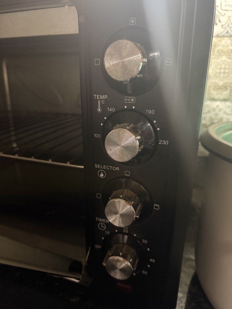 OVEN CLASS PRO (Category: Bakeware) located in General Trias. Submitted by kie77er (Listing ID 1458706016, Image 3). Description: Condition: Still good for baking cookies, banana breads, cassavas and other pastries. Negotiable :)) .