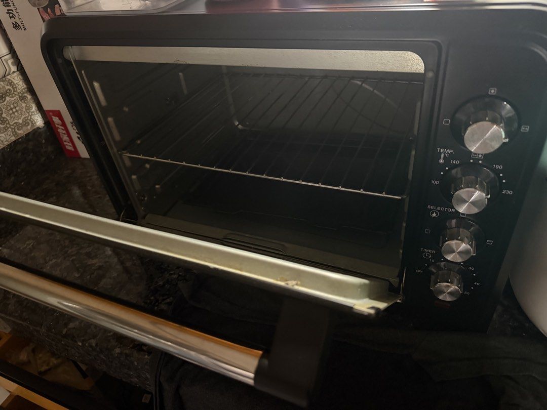 OVEN CLASS PRO (Category: Bakeware) located in General Trias. Submitted by kie77er (Listing ID 1458706016, Image 2). Description: Condition: Still good for baking cookies, banana breads, cassavas and other pastries. Negotiable :)) .