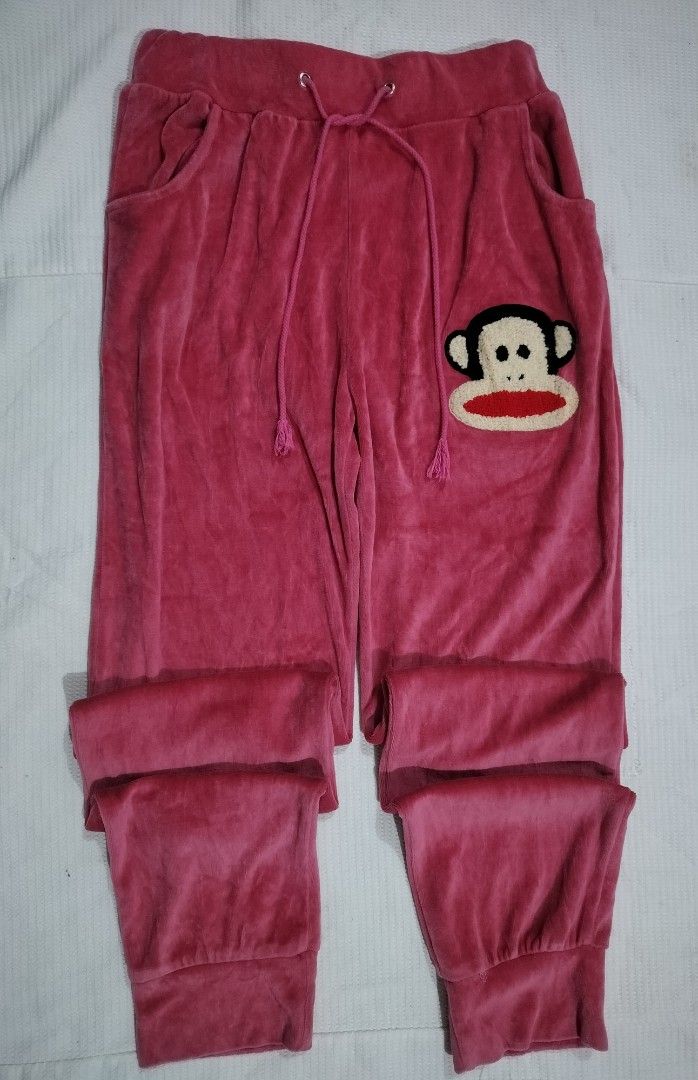 Paul Frank Sweatpants (Category: Other Bottoms) located in Baguio. Submitted by nnthnnth (Listing ID 1458788712, Image 1). Description: PM for more inquiries 🖤 Waistline: 29 Length: 39 No tags.