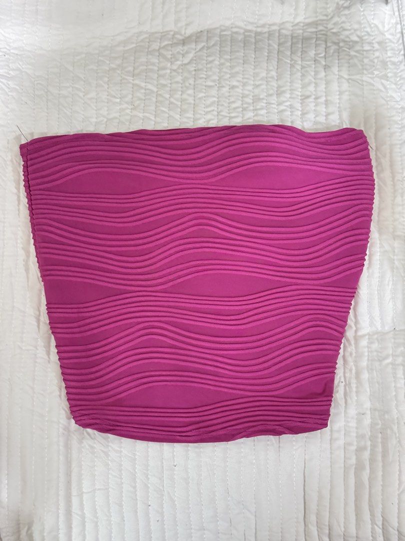 pink textured wave tube top (Category: Sleeveless) located in Manila. Submitted by xo.cassie (Listing ID 1458740974, Image 1). Description: ꒰୨୧꒱ pink textured wave crop top free for any purchase worth ₱300+ 📍 taft, manila.
