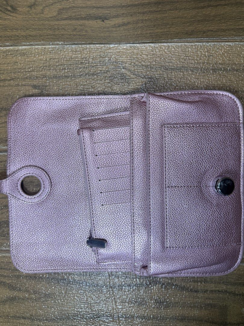 pink wallet & card holder (Category: Wallets & Card holders) located in Quezon City. Submitted by fashionifywardrobe8899 (Listing ID 1458865000, Image 1). Description: .