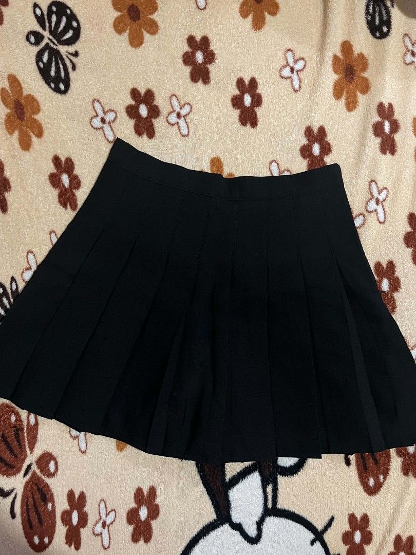 Pleated Skirt (Category: Skirts) located in Famy. Submitted by _ashxeydyfinds (Listing ID 1458867893, Image 1). Description: .