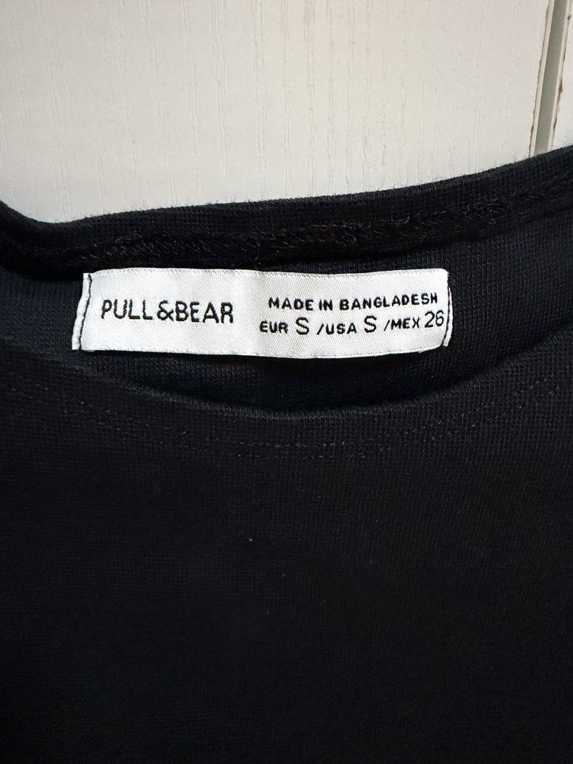 Pull & Bear Black Cap Sleeve Cropped Top (Category: Blouses) located in Mexico. Submitted by kjoybernabe (Listing ID 1458746563, Image 3). Description: - Brandnew without tag. (Washed only) - Sleeve Style: Cap sleeve - Fit: Cropped - Style: Simple, versatile, great for casual wear - Easy to style with any outfit.