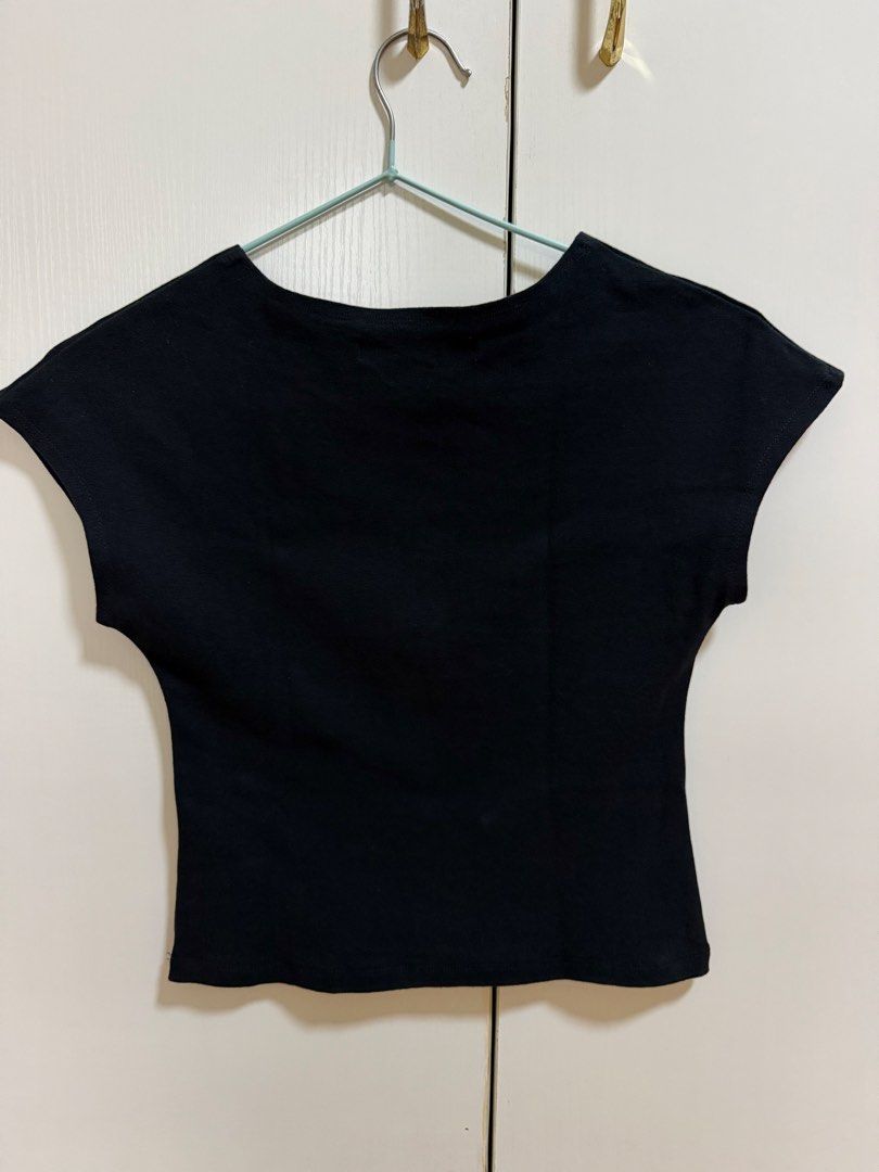 Pull & Bear Black Cap Sleeve Cropped Top (Category: Blouses) located in Mexico. Submitted by kjoybernabe (Listing ID 1458746563, Image 2). Description: - Brandnew without tag. (Washed only) - Sleeve Style: Cap sleeve - Fit: Cropped - Style: Simple, versatile, great for casual wear - Easy to style with any outfit.