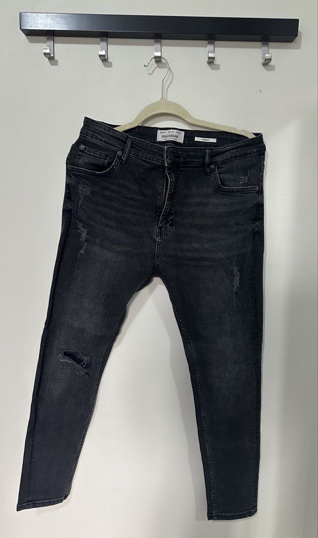 Pull & Bear Carrot Fit Distressed Black Jeans Size 34 (Category: Jeans) located in Mandaluyong City. Submitted by p_dcltrs (Listing ID 1458756015, Image 1). Description: - Pull & Bear Black Carrot Fit Jeans - Size: 34 (USA) - Distressed details and knee rips for a rugged look.