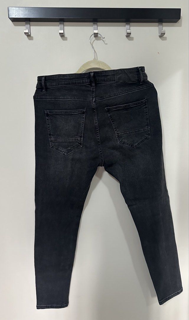 Pull & Bear Carrot Fit Distressed Black Jeans Size 34 (Category: Jeans) located in Mandaluyong City. Submitted by p_dcltrs (Listing ID 1458756015, Image 3). Description: - Pull & Bear Black Carrot Fit Jeans - Size: 34 (USA) - Distressed details and knee rips for a rugged look.
