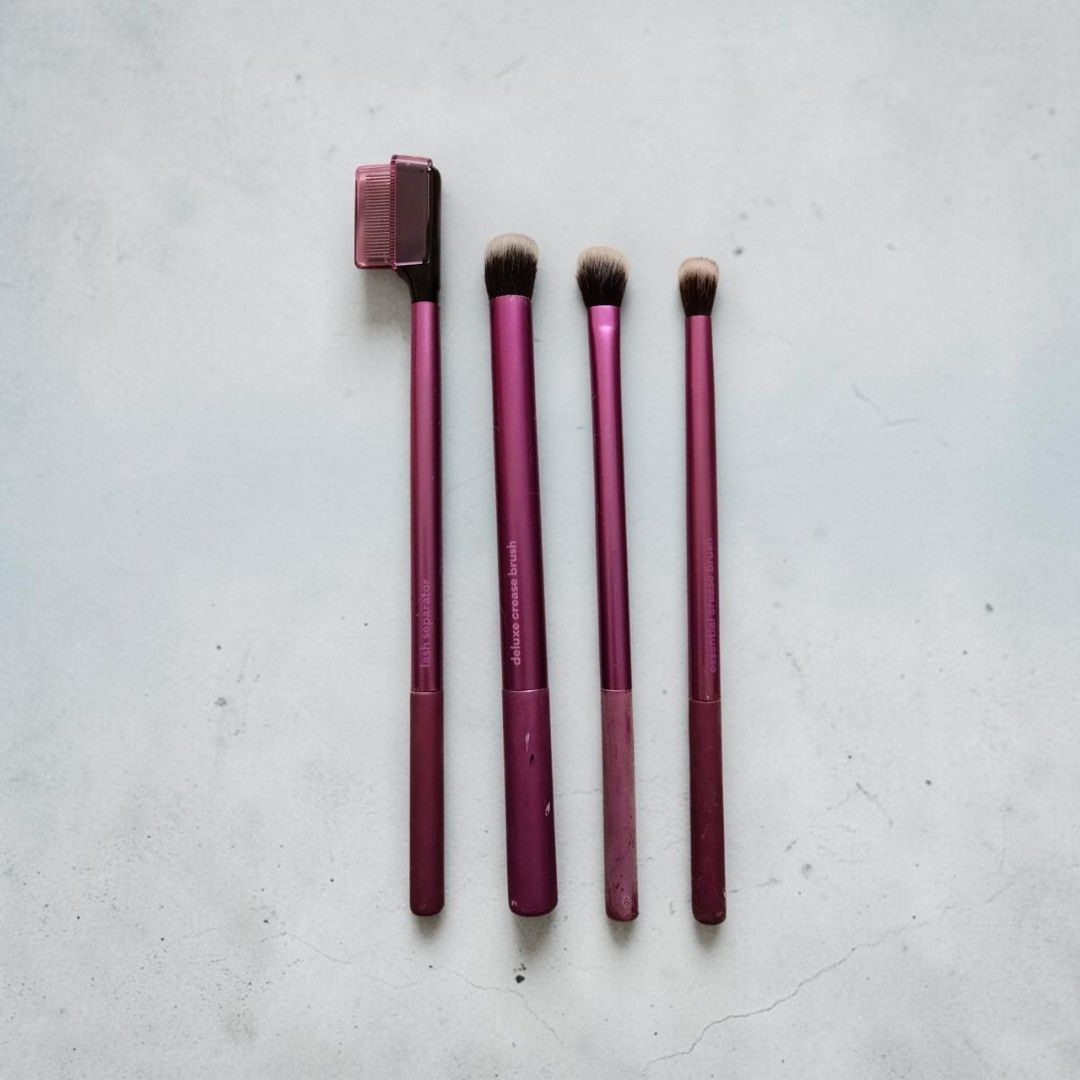 Real Techniques Deluxe Eye Set - 4 Piece Purple Brush Set (Category: Makeup) located in Taguig. Submitted by altainfante (Listing ID 1454659435, Image 1). Description: - Set of 4 Real Techniques eye brushes - Includes: Blending Brush, Shader Brush, Angled Brow Brush with Spoolie, essential crease brush - Features iconic purple handles - Ideal for eyeshadow application and brow grooming - Gently used and meticulously cleaned after each use.