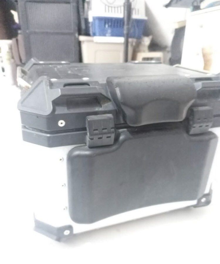 Rizoma Motorcycle Top Box Luggage Case (Category: Other Motorcycles Parts and Accessories) located in Pasig City. Submitted by mirallesmi47344 (Listing ID 1458704136, Image 3). Description: Rizoma alloy top box for sale! Bought for 5,500 selling for ₱3,000 Nego pa sa sure buyer, mabilisan lang! Reason for selling: hindi na nagagamit nakatambak nalang sa bahay. Loc:Pasig.