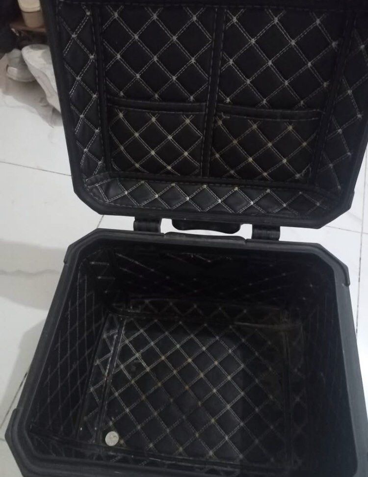 Rizoma Motorcycle Top Box Luggage Case (Category: Other Motorcycles Parts and Accessories) located in Pasig City. Submitted by mirallesmi47344 (Listing ID 1458704136, Image 2). Description: Rizoma alloy top box for sale! Bought for 5,500 selling for ₱3,000 Nego pa sa sure buyer, mabilisan lang! Reason for selling: hindi na nagagamit nakatambak nalang sa bahay. Loc:Pasig.