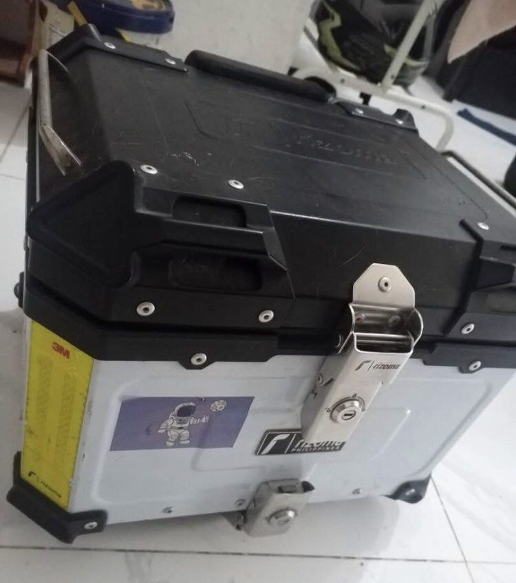 Rizoma Motorcycle Top Box Luggage Case (Category: Other Motorcycles Parts and Accessories) located in Pasig City. Submitted by mirallesmi47344 (Listing ID 1458704136, Image 1). Description: Rizoma alloy top box for sale! Bought for 5,500 selling for ₱3,000 Nego pa sa sure buyer, mabilisan lang! Reason for selling: hindi na nagagamit nakatambak nalang sa bahay. Loc:Pasig.