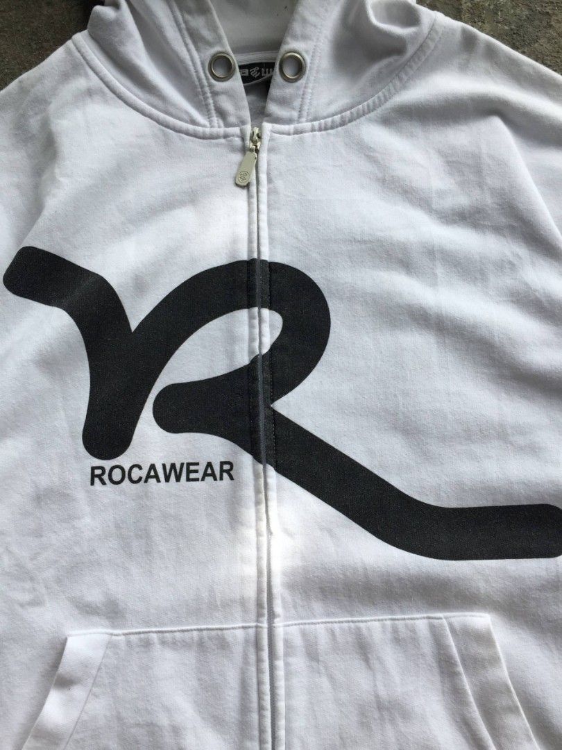 Rocawear Y2K Jacket (Category: Everything Else Others) located in Calamba. Submitted by mysticcat-5ccee5 (Listing ID 1458696341, Image 3). Description: 📌Rocawear Zip-up Hoodie Size Large Dimes 📏 Length:29 Width:24.5 Good Condition 8/10 Cr Need wash 💸349+Shipping Fee 📌Calamba, Laguna.