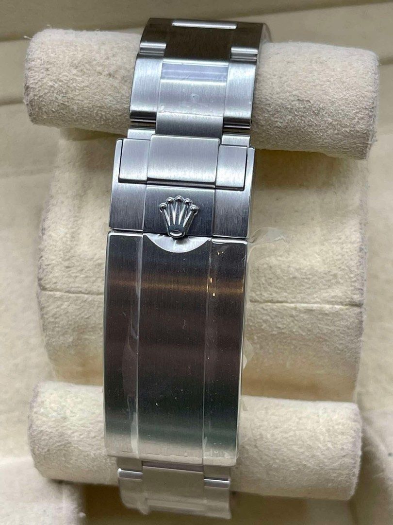 Rolex Submariner Date Black Dial Automatic Watch (Category: Luxury Watches) located in Manila. Submitted by watchesbyjamesdy (Listing ID 1458750217, Image 3). Description: - Rolex Submariner Date - Black dial with date window - Automatic movement - Stainless steel case and bracelet - Water resistant up to 1000ft/300m - Classic dive watch design - Perfect for everyday or special occasions.