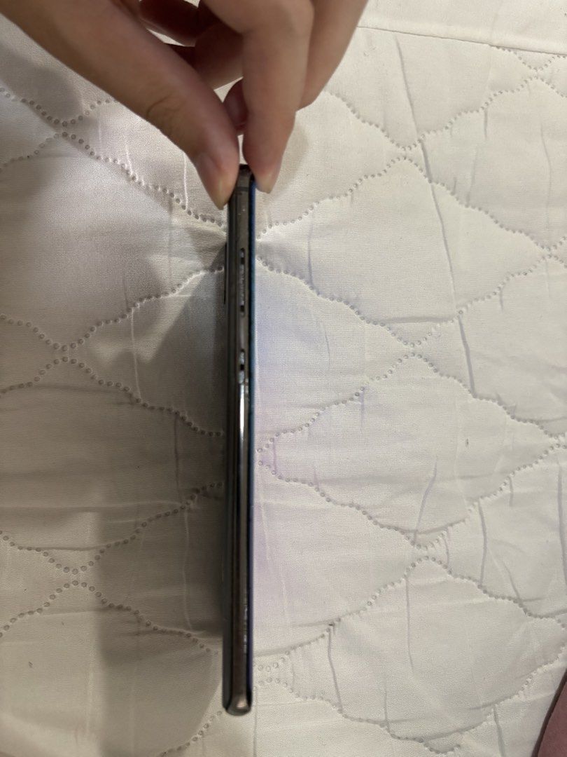 Samsung Galaxy S10+ (128 GB) (Category: Samsung) located in Pasay City. Submitted by enzopeco (Listing ID 1458700987, Image 3). Description: Samsung Galaxy S10+ (128 GB) 128 GB No box, no charger All Original parts Original battery (half day use kaya) Issues: broken lcd, maluwag back cover, buttons natanggal na 5,000 pesos PM for more inquiries.