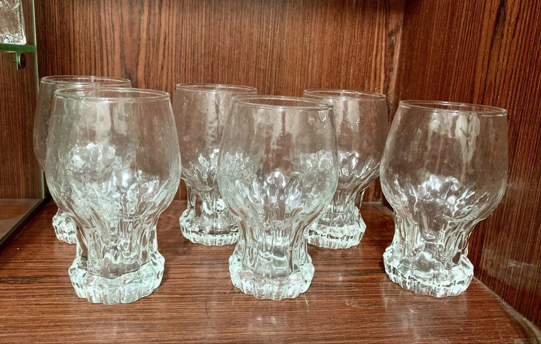 北歐風格冰川/熔岩紋帶足矮杯Scandinavian Style Textured Ice/Lava Glass Footed Tumblers （分類：廚水杯、水壺）位於 Hong Kong。 由 mini2000 提交（商品編號 1458860318，圖片 1）。簡介： 1970–1980 年代風格的北歐冰川/熔岩紋帶足矮杯（Textured Ice/Lava Glass Footed Tumblers）。 這款設計的特色在於杯身帶有不規則的熔岩/水滴凹凸質感，配上底部厚重的花瓣狀/冰塊狀足座（Footed Base），外形酷似經典的芬蘭 Iittala Ultima Thule 系列（由 Tapio Wirkkala 設計）。當時日本、德國及美國（如 Indiana Glass、Mikasa 等）也有推出大量類似的厚重質感玻璃杯。 • 全套 6 隻： HK150 1970s–1980s Scandinavian Style Textured Ice/Lava Glass Foote
