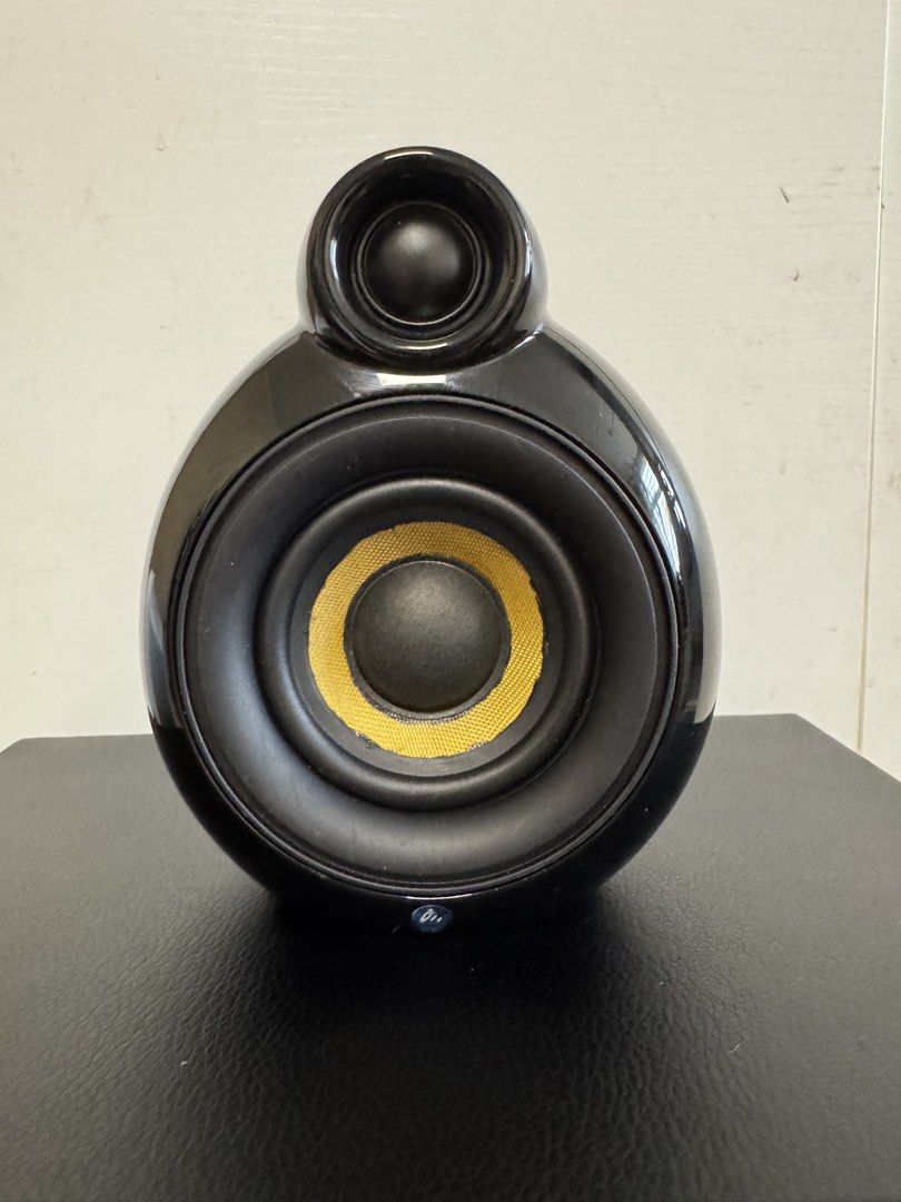 Scandyna （分類：Soundbar、揚聲器、藍牙喇叭、耳擴）位於 Hong Kong。 由 will2wong 提交（商品編號 1458771285，圖片 3）。簡介： 經典音響】Scandyna MicroPod 黑色喇叭（已換全新膠邊 / 連腳架） 經典前衛水滴造型，極具設計感！搭配金黃色 Kevlar 中低音單元，擺喺電腦枱或客廳都好慳位，需要配擴音機，唔係有源喇叭 物品狀態與細節 型號：Scandyna MicroPod（黑色） 保養狀態：半年前已換全新喇叭膠邊，徹底解決老化問題，運作 100% 正常，音質回復最佳狀態。 配件：附連腳架（三腳架），安裝後造型更醒目且有助避震。 外觀：正常使用痕跡，保養良好（詳情如圖）。 Audio & Technical SpecificationsSystem Type: 2-way closed boxFrequency Response: 65Hz – 20,000Hz (±3dB)Sensitivity: 86 dB spl (2