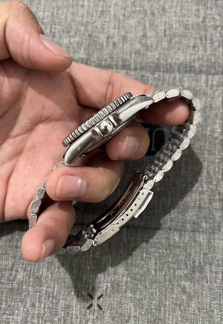 Seiko SKX021J (Very Rare) (Category: Luxury Watches) located in Quezon City. Submitted by kronostimepieces (Listing ID 1458747319, Image 3). Description: SEIKO SKX021J (VERY RARE) Automatic 7s26 movement 38mm case diameter Excellent working condition Newly serviced Original watch (dial, hands, case, machine) Aftermarket brandnew jubilee bracelet and bezel insert Price: ₱9,200 (negotiable) Location: Quezon City Note: This is a pre-loved watch. Sig