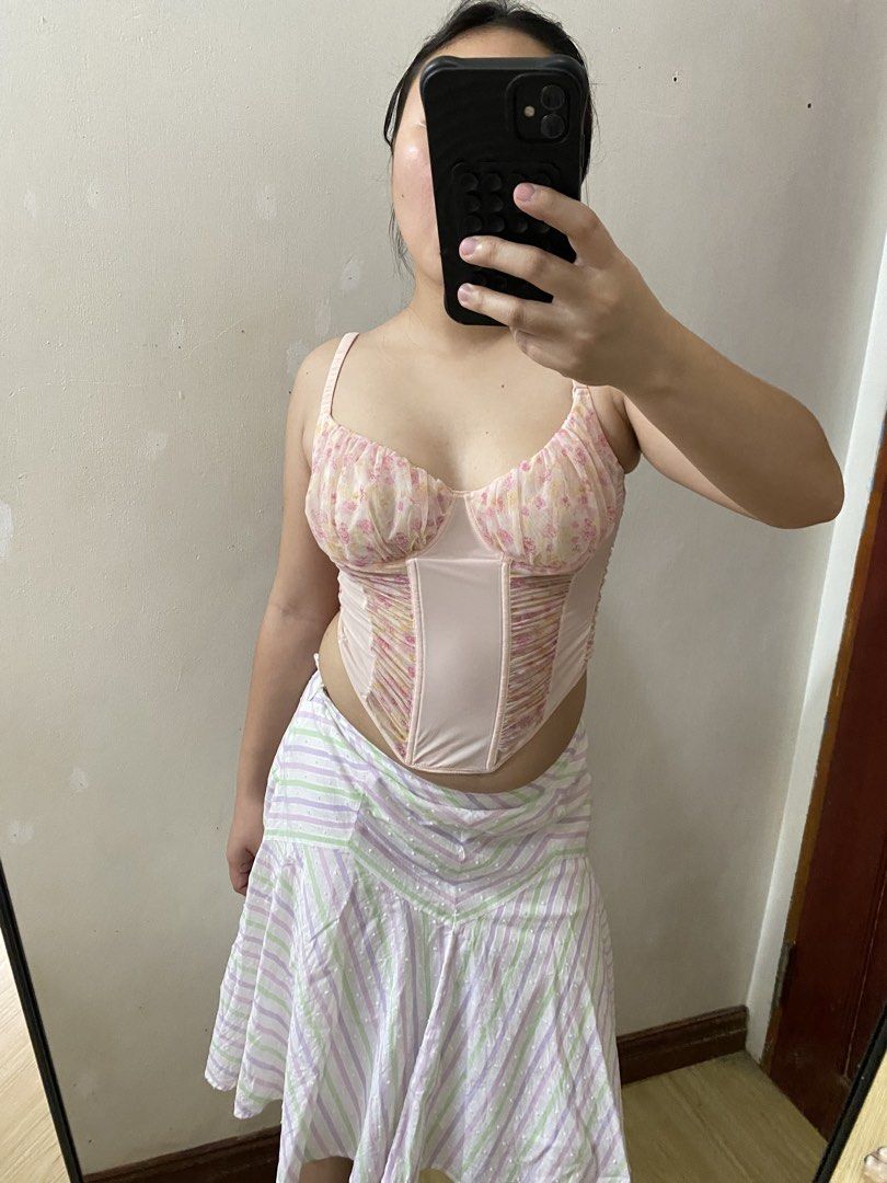 Pink Bustier Floral Corset (Category: Undergarments & Loungewear) located in Manaoag. Submitted by wewhorewhat (Listing ID 1456830640, Image 3). Description: SHEIN CORSET CUT TAG SIZE SMALL-MED.