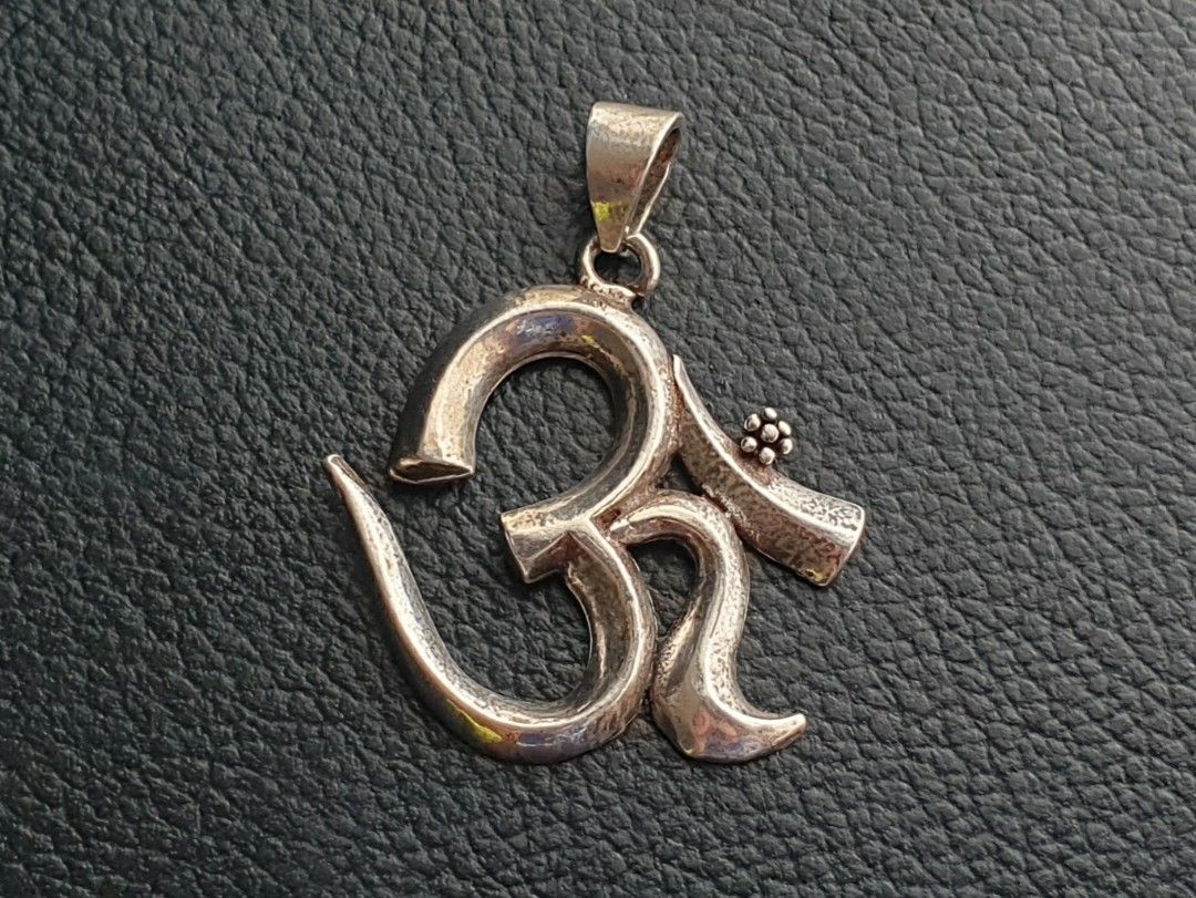 Silver 925 Om Hindu Pendant (Category: Necklaces) located in Quezon City. Submitted by WasalakTwo (Listing ID 1458811957, Image 1). Description: Vintage from Japan Silver 925 Open for delivery nationwide.