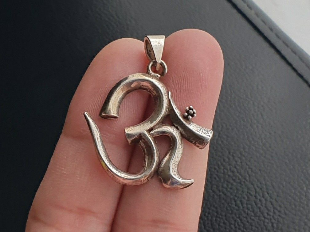 Silver 925 Om Hindu Pendant (Category: Necklaces) located in Quezon City. Submitted by WasalakTwo (Listing ID 1458811957, Image 2). Description: Vintage from Japan Silver 925 Open for delivery nationwide.