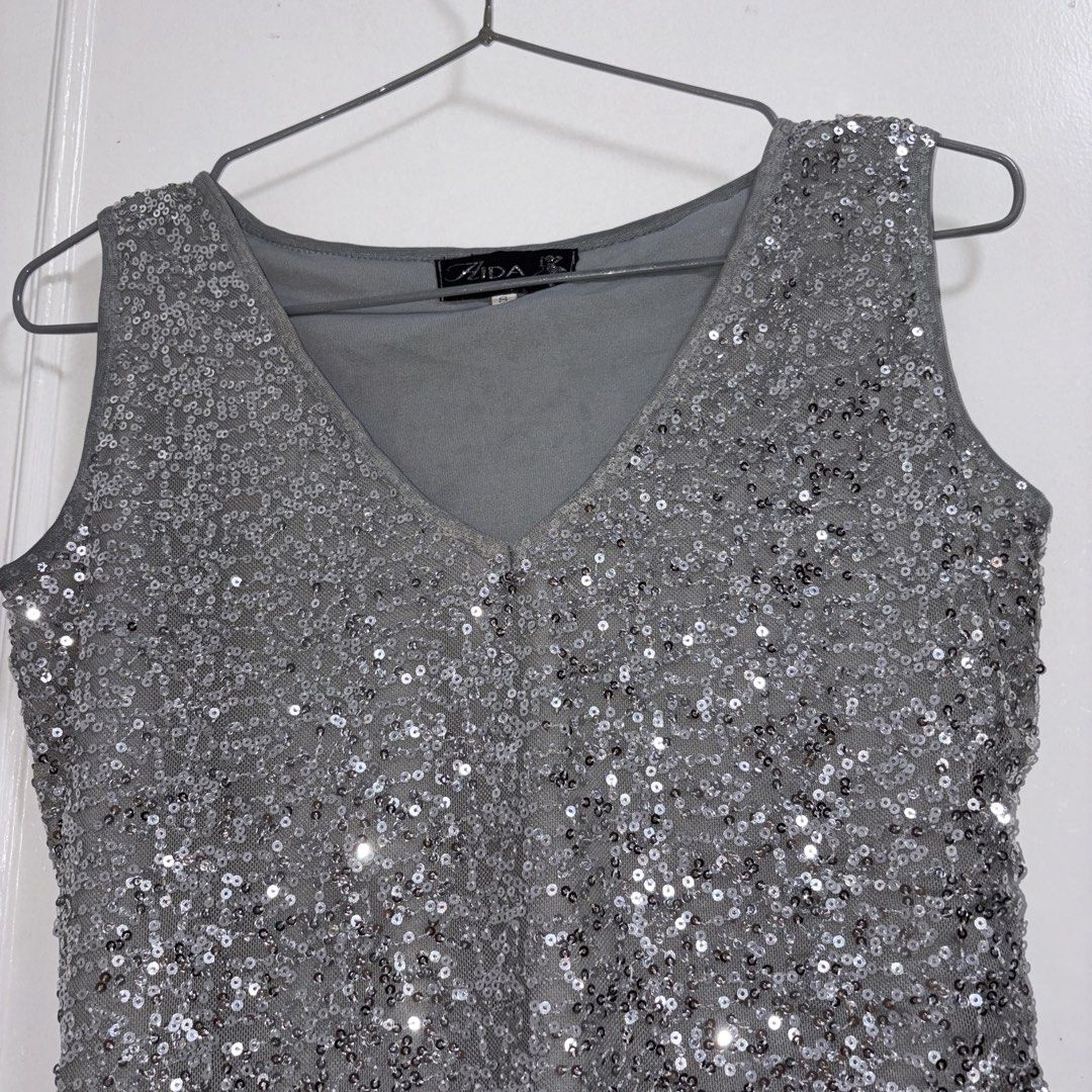 Silver Sequin Sparkly Sleeveless Top (Category: Sleeveless) located in Muntinlupa City. Submitted by 13gracious (Listing ID 1458818542, Image 2). Description: Fits XS to S.