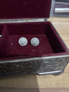 (Category: ) located in . Submitted by shopmik4scloset (Listing ID 1458710095, Image 1). Description: .