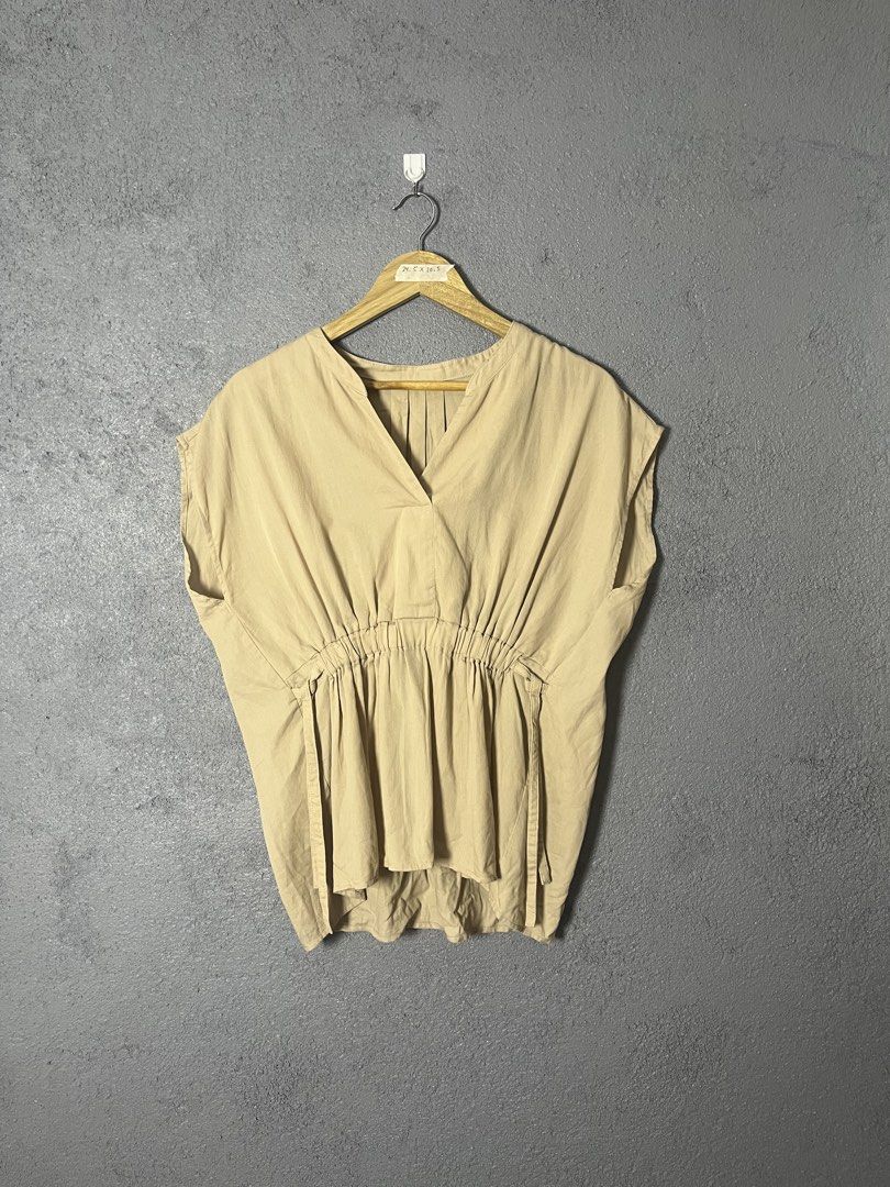 SIMPLICITY Beige Gathered Waist V-Neck Top (Category: Sleeveless) located in Famy. Submitted by basicthrifted (Listing ID 1458728534, Image 1). Description: - Brand: SIMPLICITY - Color: Beige - Neckline: V-neck - Details: Subtle pleats, gathered elastic waist for a flattering silhouette - Sleeves: Short sleeves - Material: 100% Cotton - Origin: Made in China - Estimated Size: Medium (M).