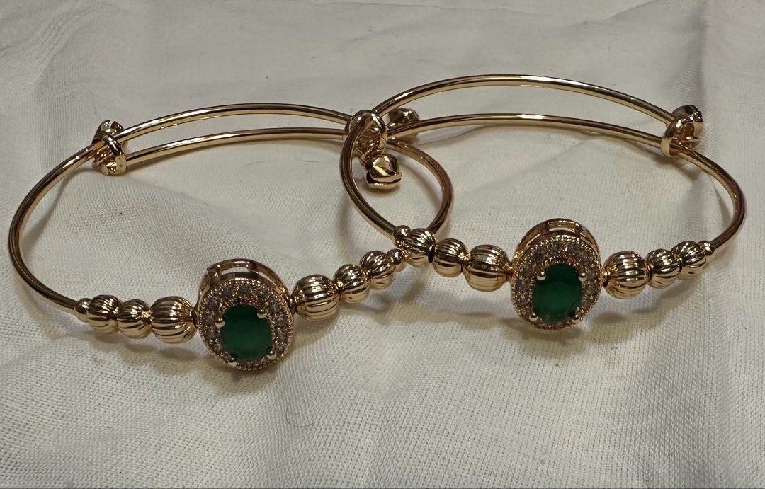 Single Bangle (Category: Bracelets) located in Singapore. Submitted by sankmp (Listing ID 1458808809, Image 1). Description: Beautiful adjustable gold bangles with green oval stones ,Adds luxury to any outfit. Each 8 $ dollar ..