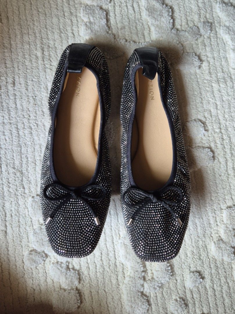 Size 39 - Pazzion Sparkle Flats (Category: Flats & Sandals) located in Paranaque City. Submitted by nik_dc (Listing ID 1458702109, Image 1). Description: used once only rfs: decluttering payment via gcash shipping c/o buyer.