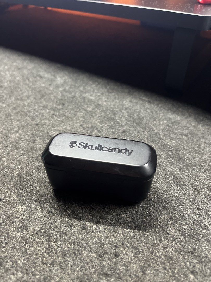 Skullcandy Jib True 2 (Category: Earphones) located in Paranaque City. Submitted by rowell.nono (Listing ID 1458769766, Image 2). Description: Specs: * Bluetooth 5.2 * Up to 22 hours total battery — 6 hrs earbuds + 16 hrs case * IPX4 sweat/water resistant * Built-in microphone * Stereo + Solo Mode — puwedeng isang earbud lang * Bluetooth range: around 10 meters * Micro-USB charging * Noise-isolating fit .