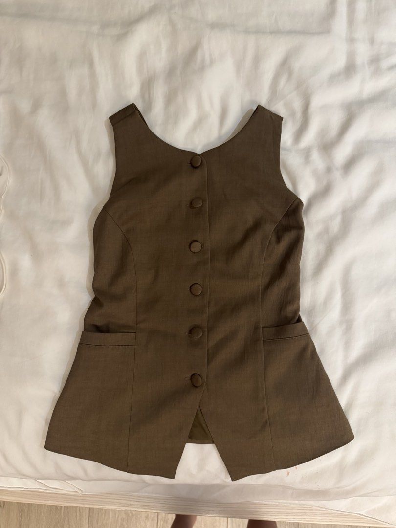 SM Woman Brown Button-Up Vest BNEW (Category: Others Tops) located in Makati City. Submitted by lexyu (Listing ID 1458831908, Image 1). Description: - Brown sleeveless vest - Button-up V-neckline - Two front pockets - Split hem at the back - Fully lined - Perfect for layering Never used only washed suuuuper nice Xs-s.