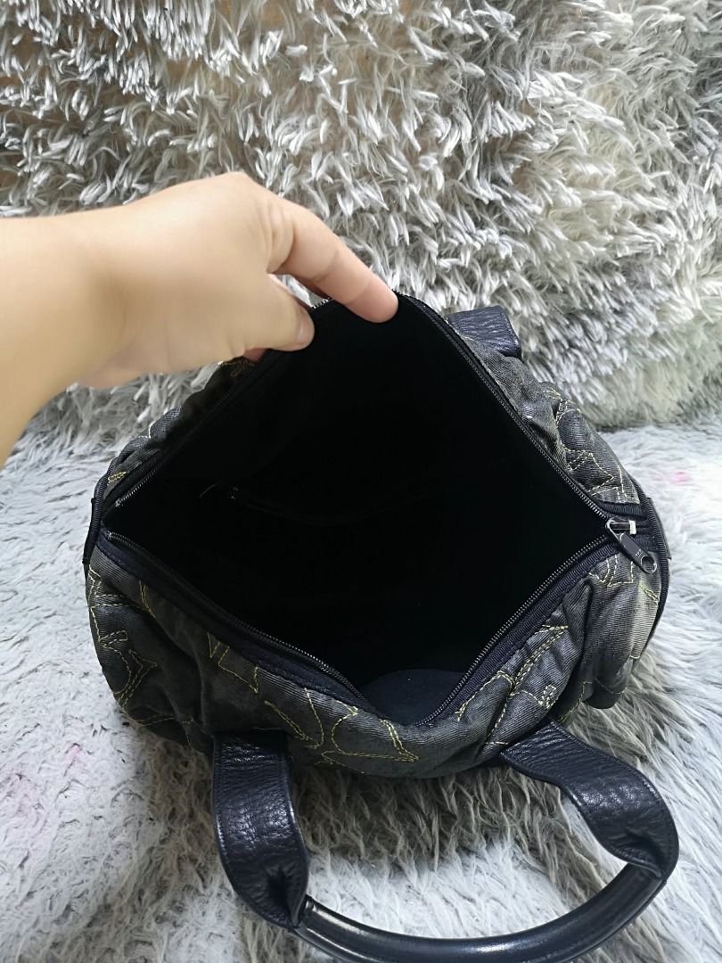 Soft Padded Nylon Exterior Cylindrical Hand Bag (Category: Beach Bags) located in Santa Cruz. Submitted by jmy_surplus.2 (Listing ID 1458697854, Image 3). Description: Size ; L - 9 W - 12 Color ; dark Grey Type ; Hand bag Brand ; No brand Material ; Nylon Style ; Zipper Closure Boston hand bag LR 167 JMY 1 Batch #219 AVAILABLE.