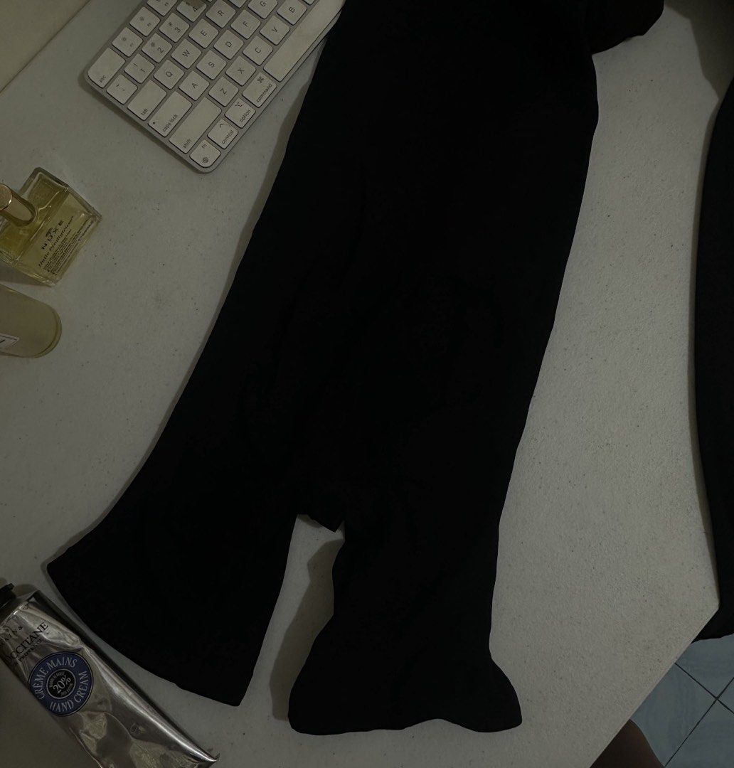 SOLĀ Black Maxi Dress Shapewear (Category: Undergarments & Loungewear) located in Amadeo. Submitted by kaicortez (Listing ID 1458740740, Image 3). Description: - SOLĀ strapless dress - Built-in mid-thigh shapewear - Breathable premium cotton modal outer layer - Non-slip grip tube for secure fit - 100% guaranteed snatch support - Slit at the back for ease of movement NOTE!!! please check the photos first, there is a very small unnoticeable tear in