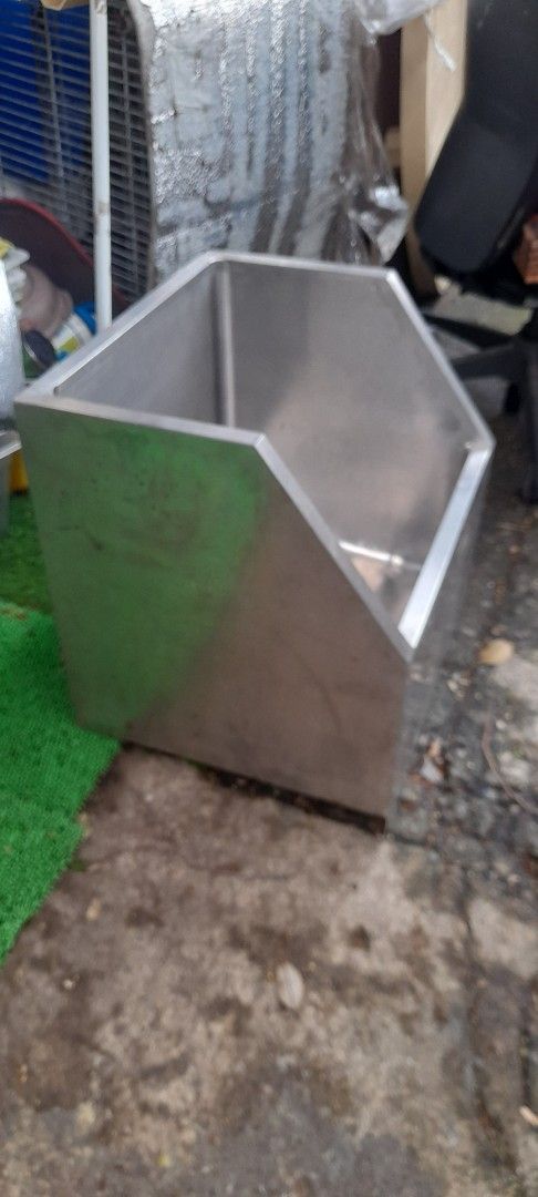 Stainless ice storage (Category: Food Organization & Storage) located in Valenzuela. Submitted by newbear.425b6e (Listing ID 1458750105, Image 2). Description: stainless ice storage. surplus mY drain po wla lang po takip ung drain..