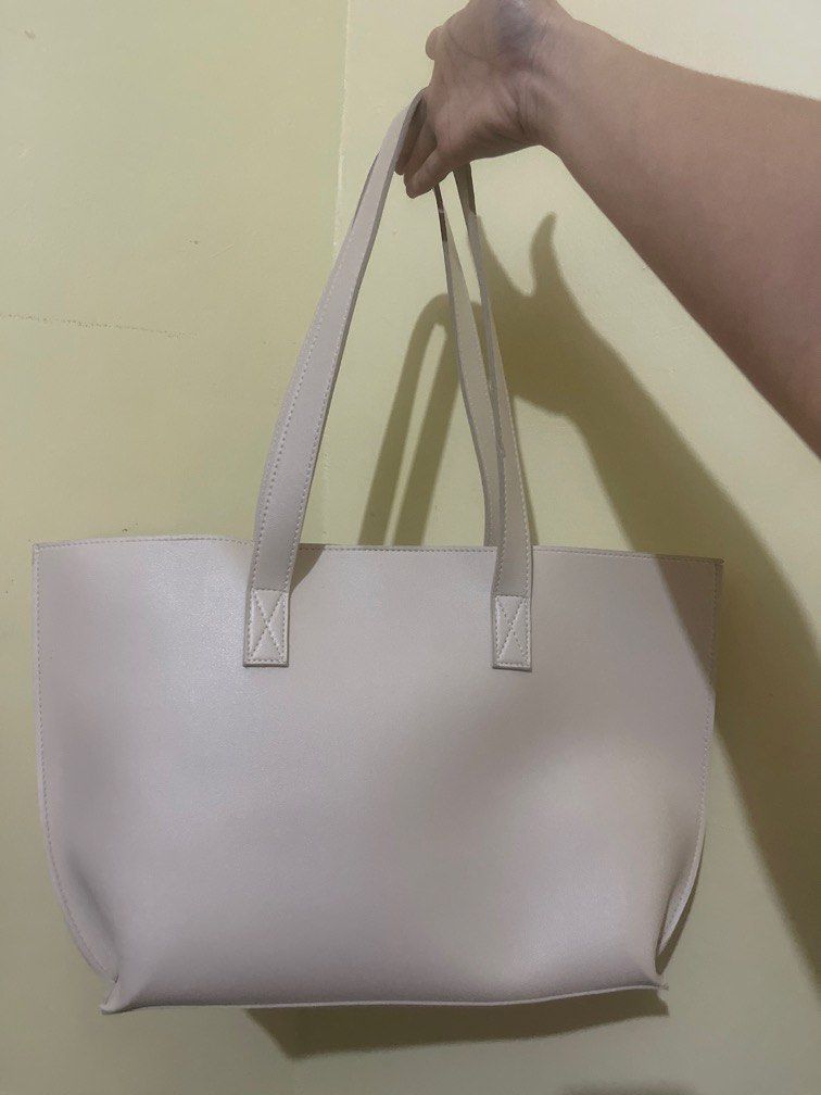 Straightforward Bag (Category: Tote Bags) located in Bacoor. Submitted by mtshop_170309 (Listing ID 1458752397, Image 2). Description: Beige Used once.
