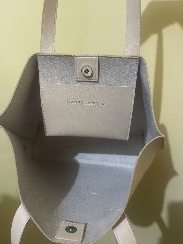 Straightforward Bag (Category: Tote Bags) located in Bacoor. Submitted by mtshop_170309 (Listing ID 1458752397, Image 3). Description: Beige Used once.