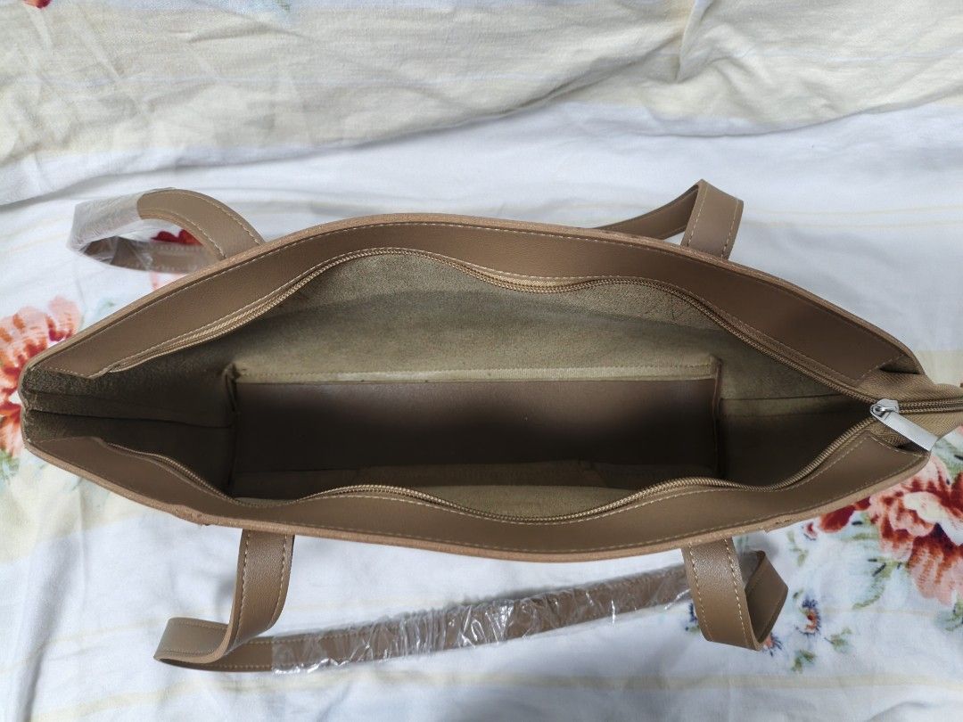 Straightforward Lumi (Category: Tote Bags) located in Manila. Submitted by everygrind (Listing ID 1458798941, Image 3). Description: Dvl lumi Affogato no scratch and never been used..