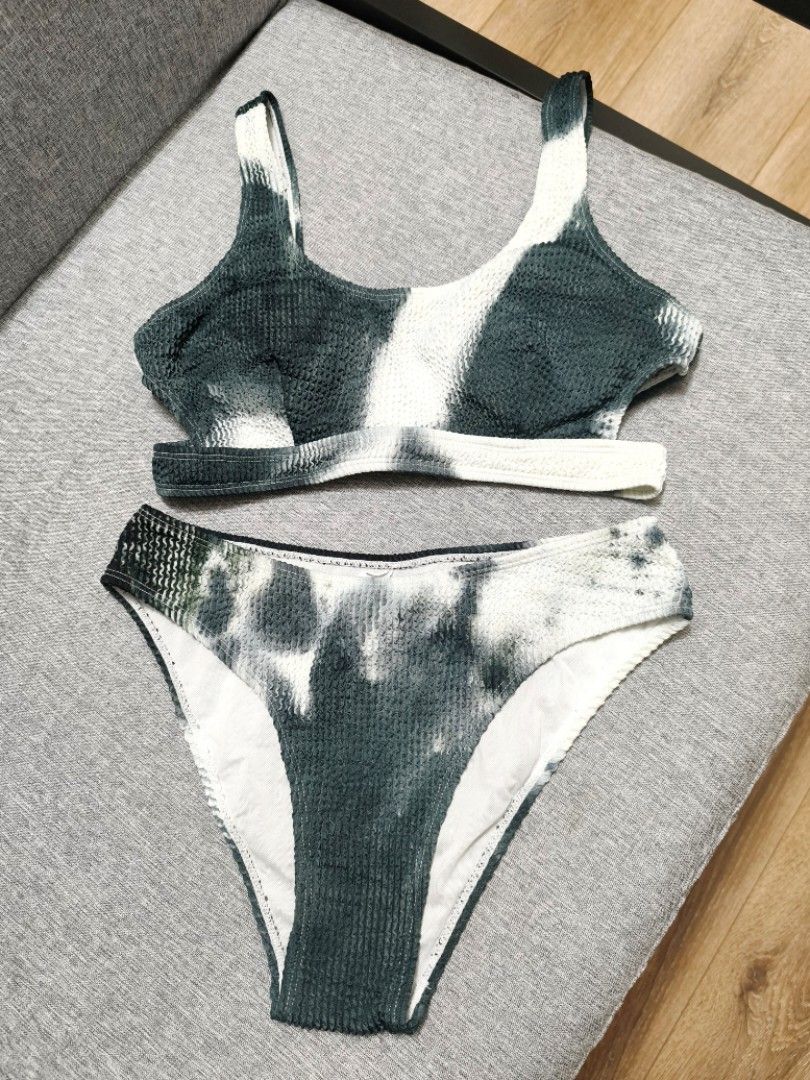 Swimsuit M （分類：泳衣）位於 Hong Kong。 由 121aye1105 提交（商品編號 1458747867，圖片 2）。簡介： 。