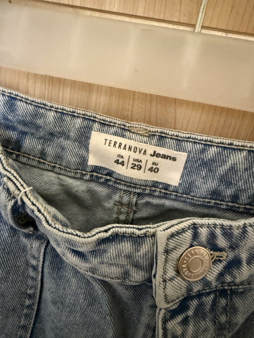 Terranova Jeans Light Wash Cargo Jeans (Category: Jeans) located in Manila. Submitted by declutterwdmax (Listing ID 1458806384, Image 2). Description: Best Fit 28-29.