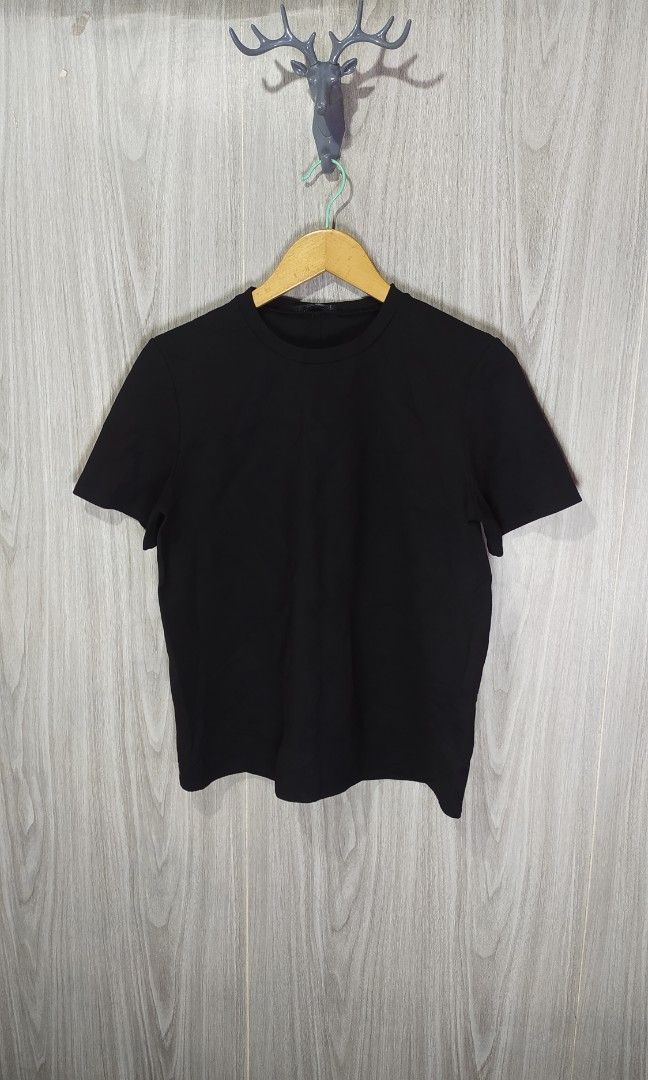 The Row Tee (Category: Tshirts & Polo Shirts ) located in Naga. Submitted by secondspinv2 (Listing ID 1458884840, Image 1). Description: The Row Tee ✅Size: L ✅Width: 19.5 ✅Length: 23.5 ✅Color Rate: 9.5/10 ✅No Issue ✅Need Wash ✅Location: Bicol Naga City, Camarines Sur ✅Courier: J&T Express/Flash Express ✅MOP: Gcash only.