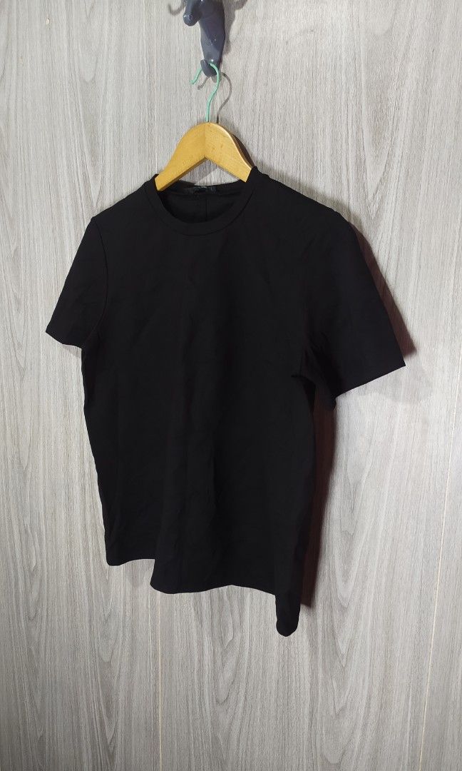 The Row Tee (Category: Tshirts & Polo Shirts ) located in Naga. Submitted by secondspinv2 (Listing ID 1458884840, Image 2). Description: The Row Tee ✅Size: L ✅Width: 19.5 ✅Length: 23.5 ✅Color Rate: 9.5/10 ✅No Issue ✅Need Wash ✅Location: Bicol Naga City, Camarines Sur ✅Courier: J&T Express/Flash Express ✅MOP: Gcash only.