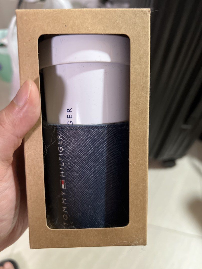 Tommy Hilfiger 保溫杯 （分類：廚水杯、水壺）位於 Hong Kong。 由 travisin2021 提交（商品編號 1458778618，圖片 1）。簡介： 呢個係Tommy Hilfiger 嘅保溫杯，藍色套住白色杯身。個套上面有品牌logo，睇落幾型仔。送禮自用都得，放喺 office 或者帶出街都好方便。有盒嘅。。