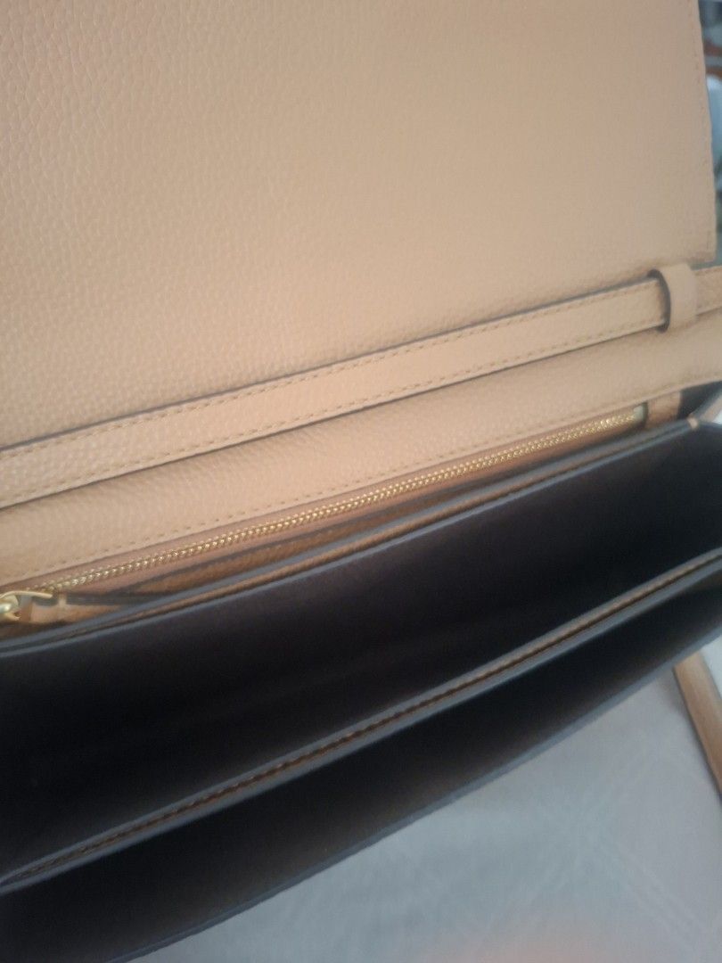 Authentic Tory Burch Mcgraw Leather Crossbody (Category: Luxury Bags & Wallets) located in Pasay City. Submitted by chaserstar (Listing ID 1458752486, Image 3). Description: - Authentic brand new Tory Burch crossbody in Tiramisu color - Elegant stitching detail on the front flap - Includes a long strap, converting it into a stylish crossbody bag - Retails at $298 (18K+) Note: I've seen online that this is supposed to have a zipper wallet in the m