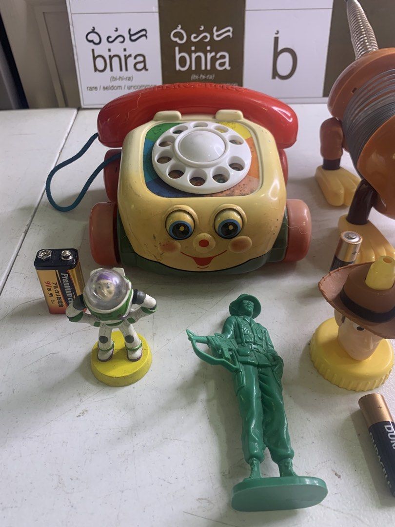 Toy Story - Slinky Dog - Set (Category: Vintage Collectibles) located in Carmona. Submitted by bihira (Listing ID 1458819980, Image 2). Description: Toy Story - Slinky Dog - Set - WYSIWYG - As is condition - slinky’s leather ears have cracks - Authentic Slinky Dog / Movie Accurate Size - Authentic buzz and woody - Green Toy Soldiers - Dial Phone.