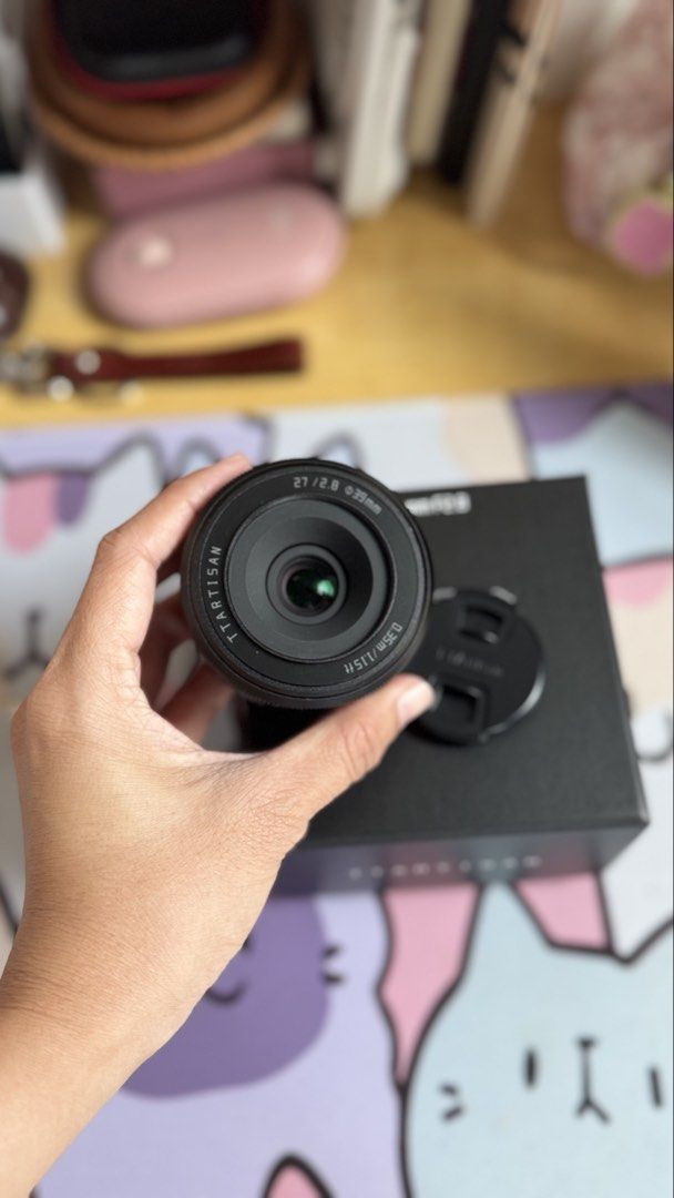 TTArtisan 27mm f2.8 (Category: Lens & Kits) located in Manila. Submitted by rosie_20 (Listing ID 1458781704, Image 3). Description: TTartisan 27mm F2.8 APS-C Frame Ultra-Compact Pancake Lens Used 1x. Bought this year around April Mint condition. No dents, no Scratches. Rfs. I have a fujinon pancake lense so never ko na talaga nagamit ito. It’s stored sa dry box kaya walang mold.